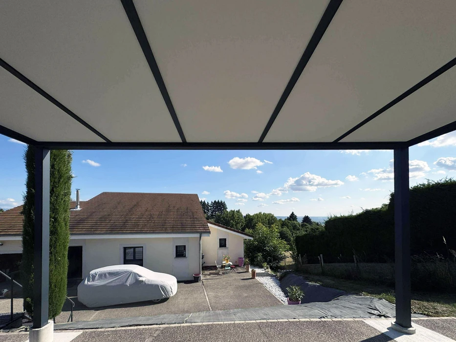 Terrasse extérieure résidentielle avec pergola moderne à structure métallique noire et toile d'ombrage beige tendue