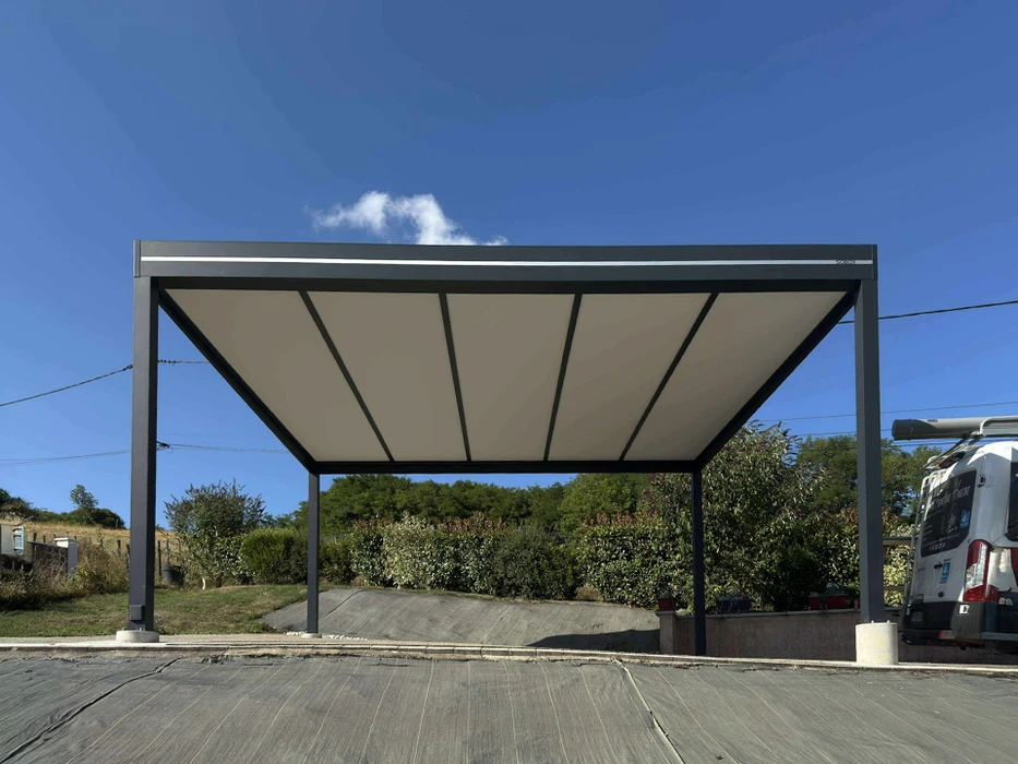 Pergola moderne en aluminium avec toiture à lames orientables beiges installée sur terrasse extérieure