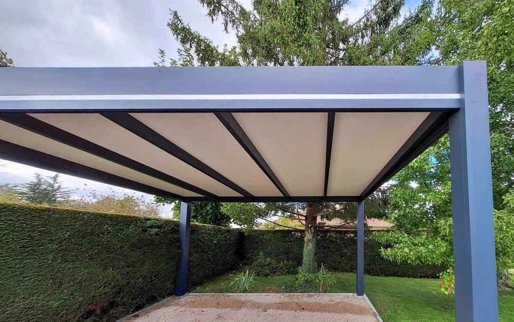 Pergola moderne extérieure avec structure métallique anthracite et toiture à lames orientables beiges