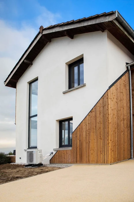 Façade de maison contemporaine bi-matière avec bardage bois vertical et enduit blanc