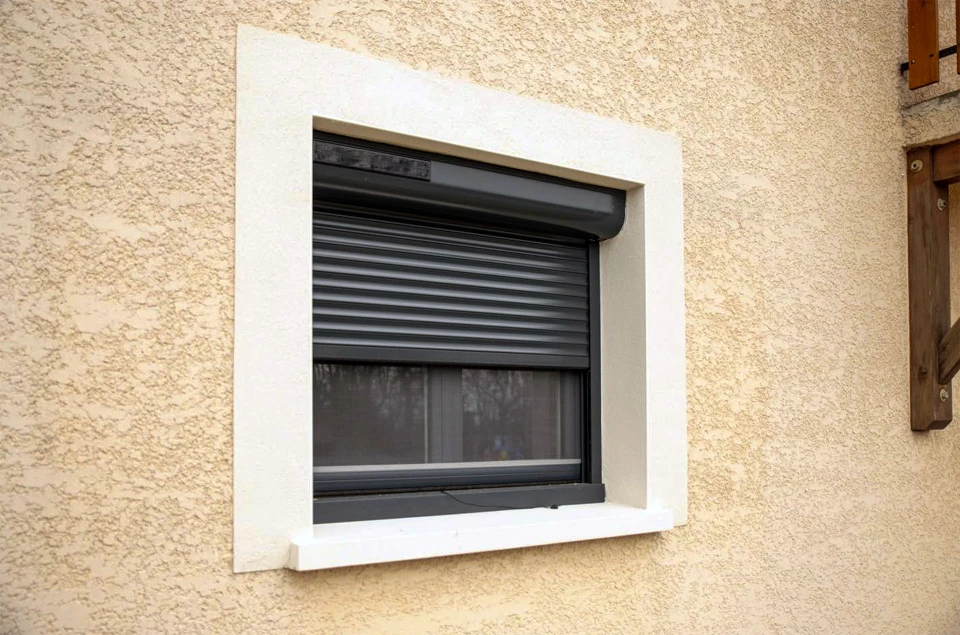 Terrasse extérieure moderne avec pergola bioclimatique à lames orientables blanches couvrant un espace repas