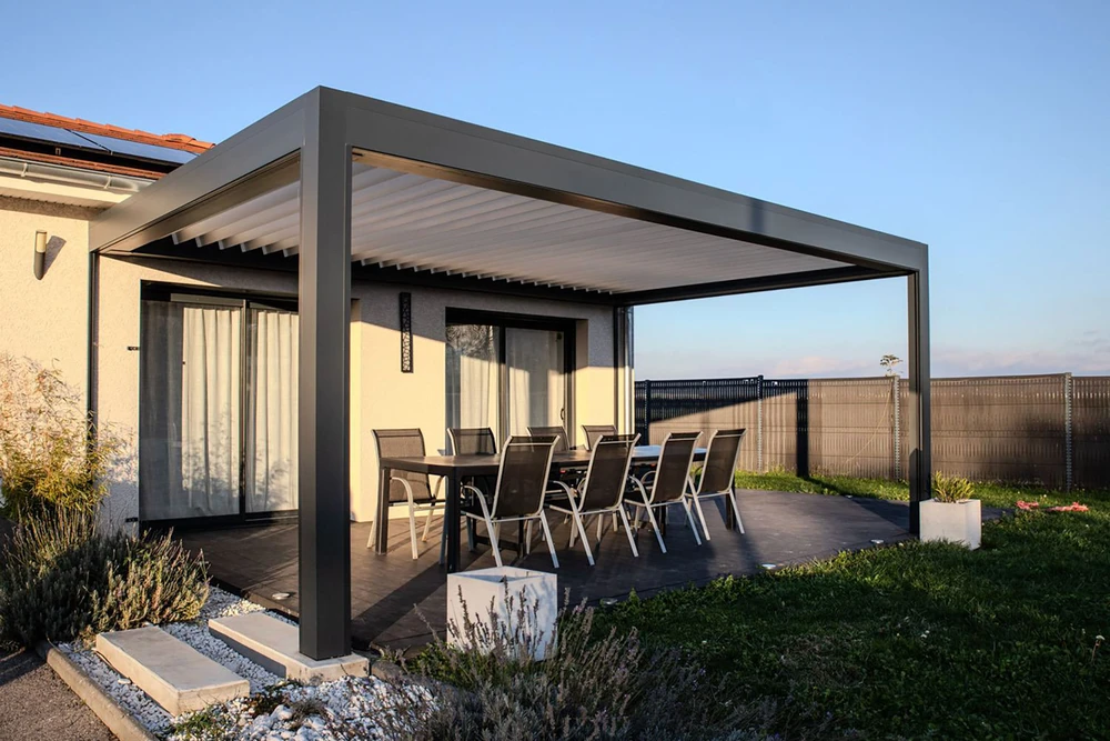 Terrasse couverte moderne avec salon d'extérieur face à une piscine