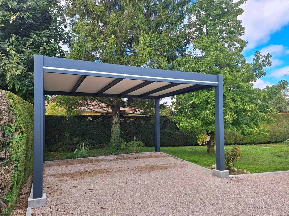 Parking extérieur de concession automobile avec rangée de véhicules neufs alignés sous ciel bleu nuageux et lumière solaire