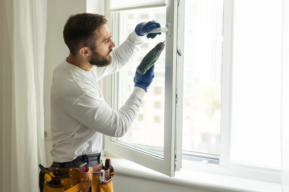Chantier de construction extérieur avec installation de vitrage
