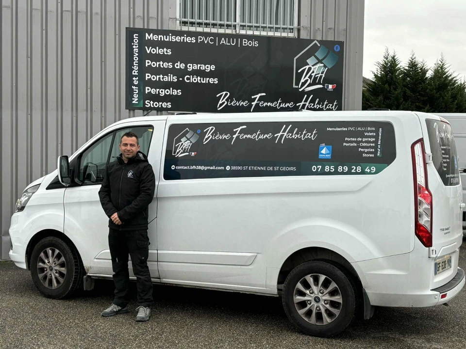 Deux hommes en costume examinent des plans techniques sur une table de bureau
