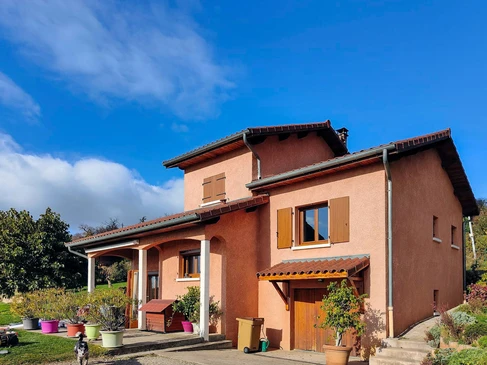 Vue en contre-plong&eacute;e d'un b&acirc;timent moderne r&eacute;sidentiel ou de bureaux, architecture contemporaine avec balcons en saillie et fa&ccedil;ade g&eacute;om&eacute;trique